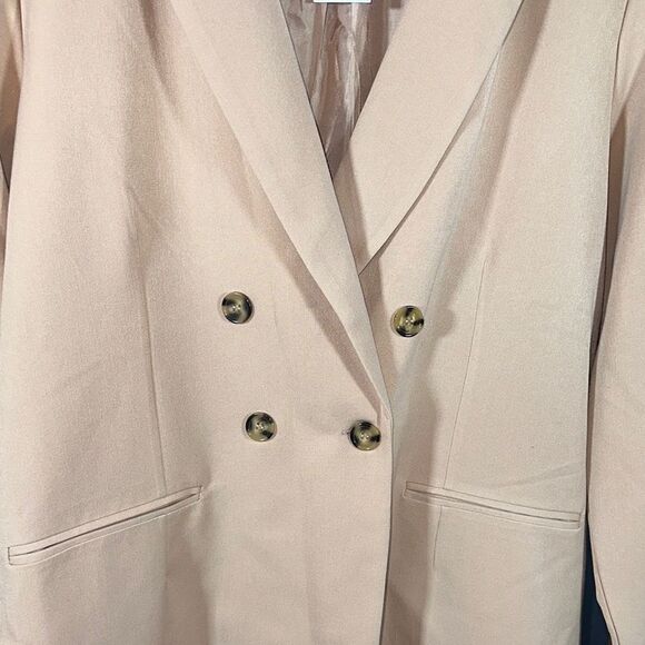 And now this  Beige Double-Breasted Blazer - Picture 3 of 7